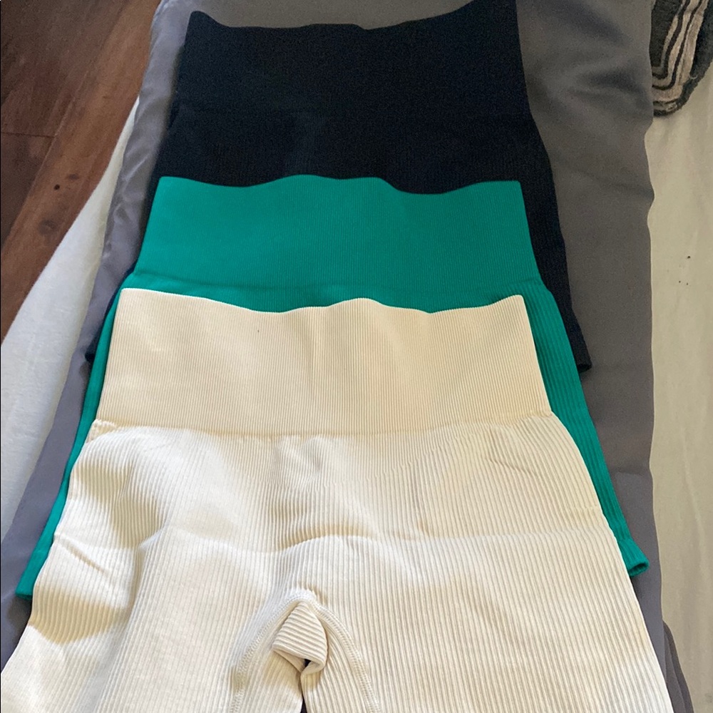 Black and Green Ribbed Pencil Shorts for Casual Wear